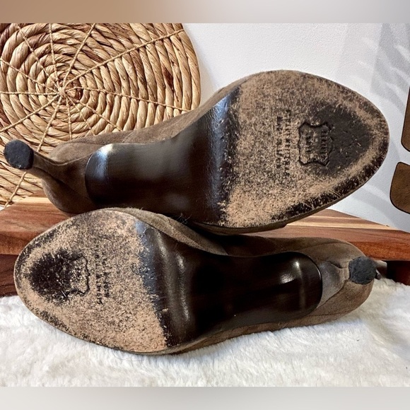 Stuart Weitzman Wavelength Bootie in Mushroom Suede Size 6.5 - Picture 9 of 10